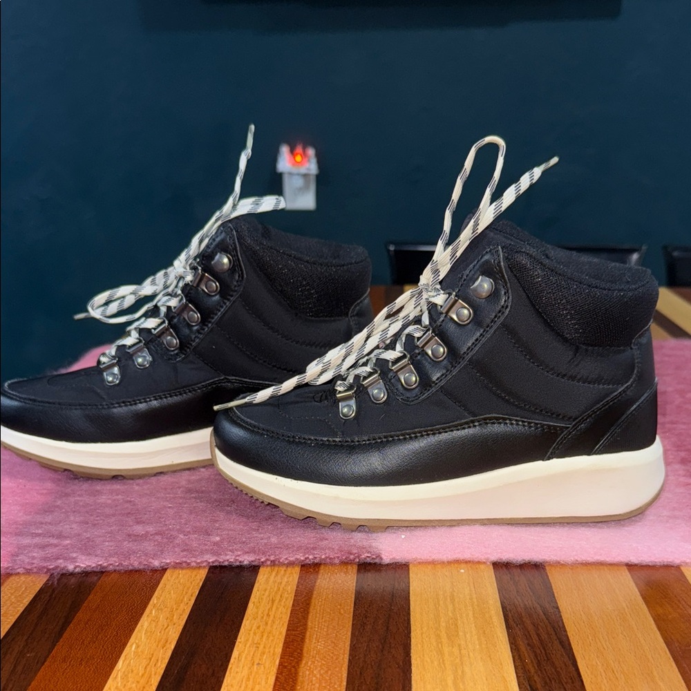 Universal Thread Black and Gray Boots